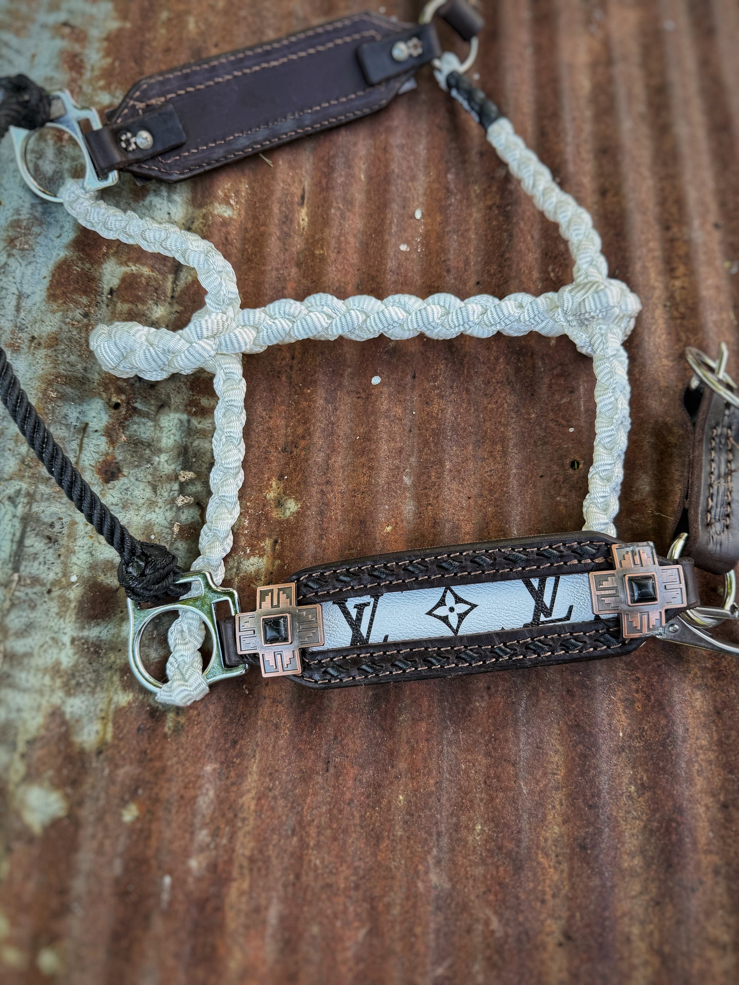 Black buckstich w/turquoise working hybrid halter